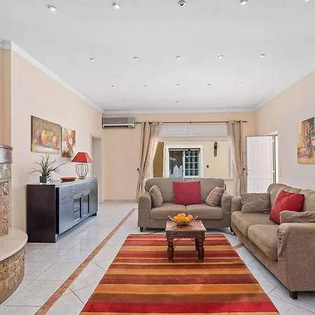 Villa Sleeps 16 With Pool Air Con And Wifi *
