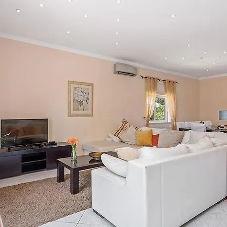 Sleeps 16 With Pool Air Con And Wifi Villa Cabeco de Camara
