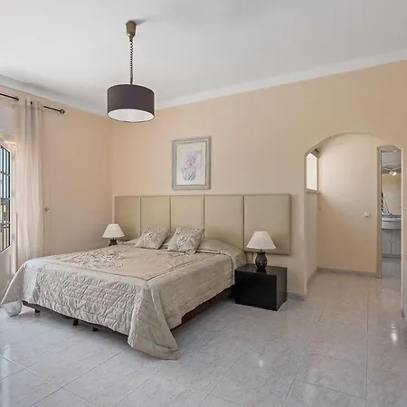Sleeps 16 With Pool Air Con And Wifi Villa