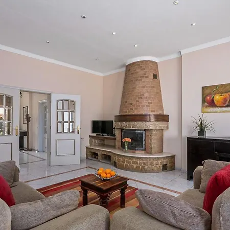 Villa Sleeps 16 With Pool Air Con And Wifi *