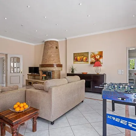 Villa Sleeps 16 With Pool Air Con And Wifi *