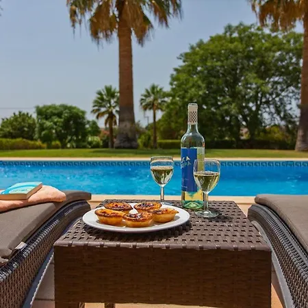 Sleeps 16 With Pool Air Con And Wifi